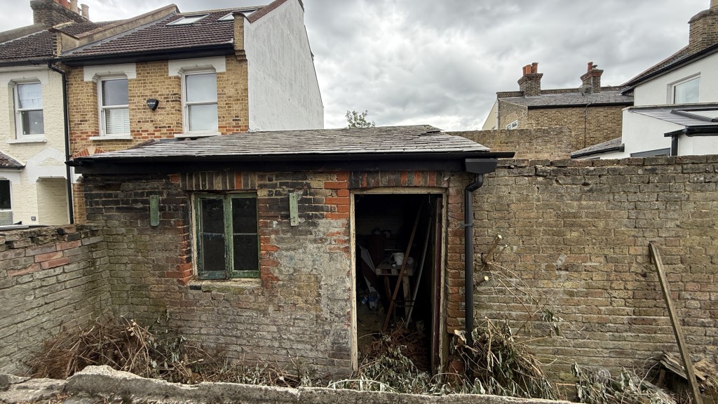 Lot: 62 - PARCEL OF LAND WITH EXISTING OUTBUILDING - External image of building front aspect